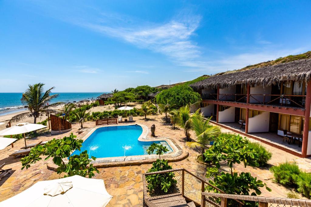 einem Luftblick auf ein Resort mit Pool und Meer in der Unterkunft Balihai Bungalows in Canoas De Punta Sal