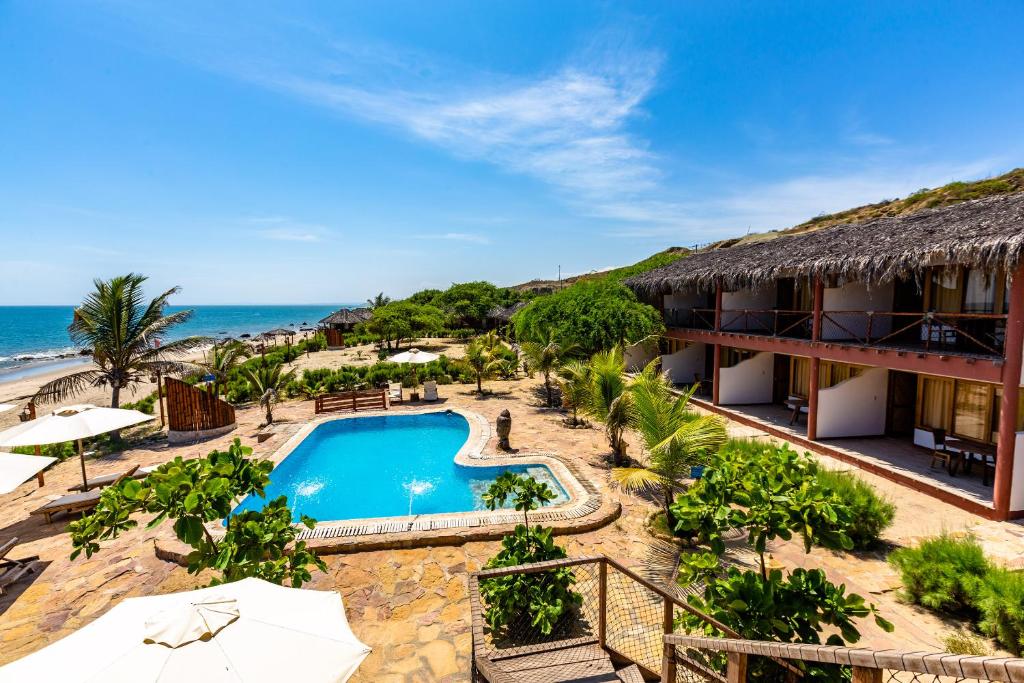 una vista aérea de un complejo con piscina y el océano en Balihai Bungalows, en Canoas de Punta Sal