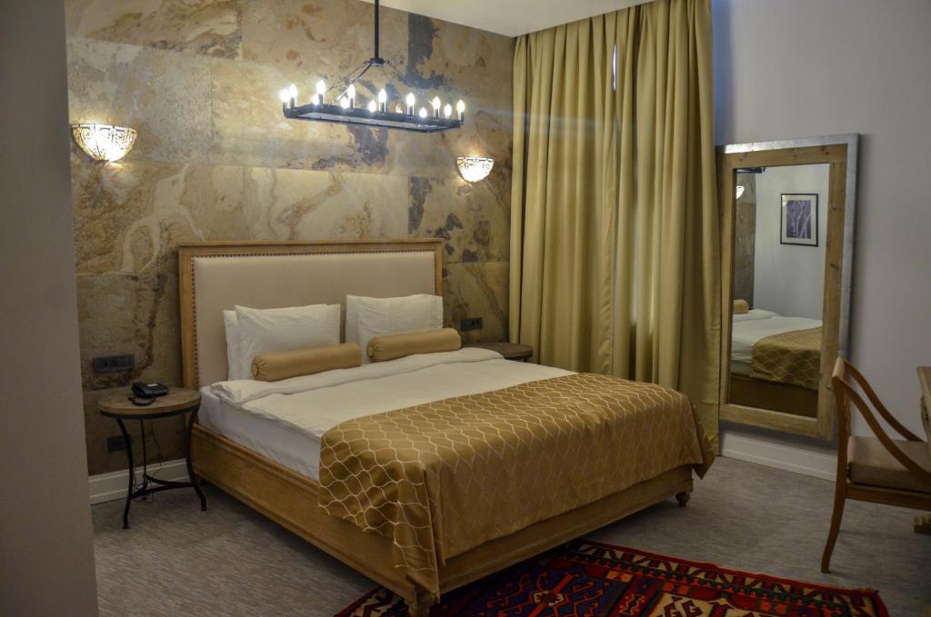 Postel nebo postele na pokoji v ubytování Shirvanshah Hotel