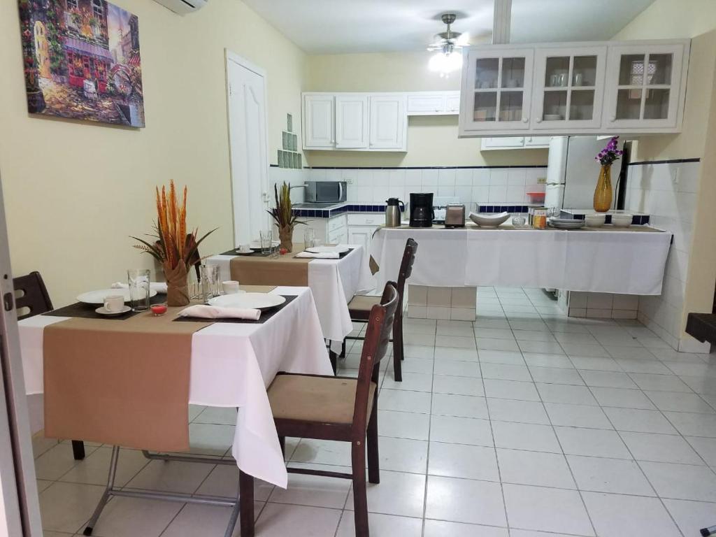 Kuchyň nebo kuchyňský kout v ubytování MH Boutique Hotel