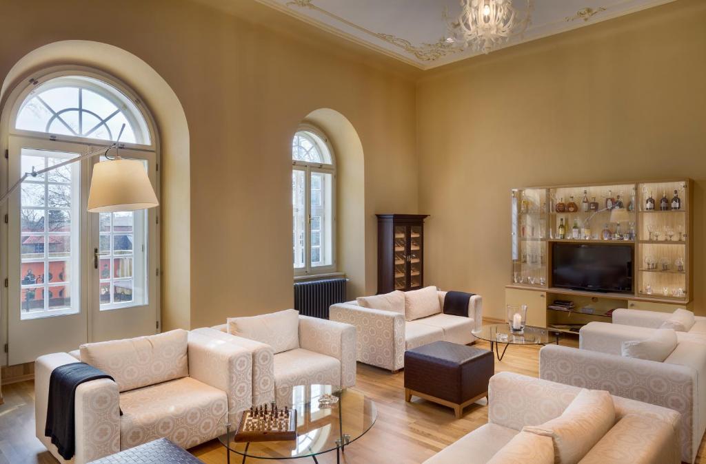 Posezení v ubytování Chateau Herálec Boutique Hotel & Spa by L'Occitane