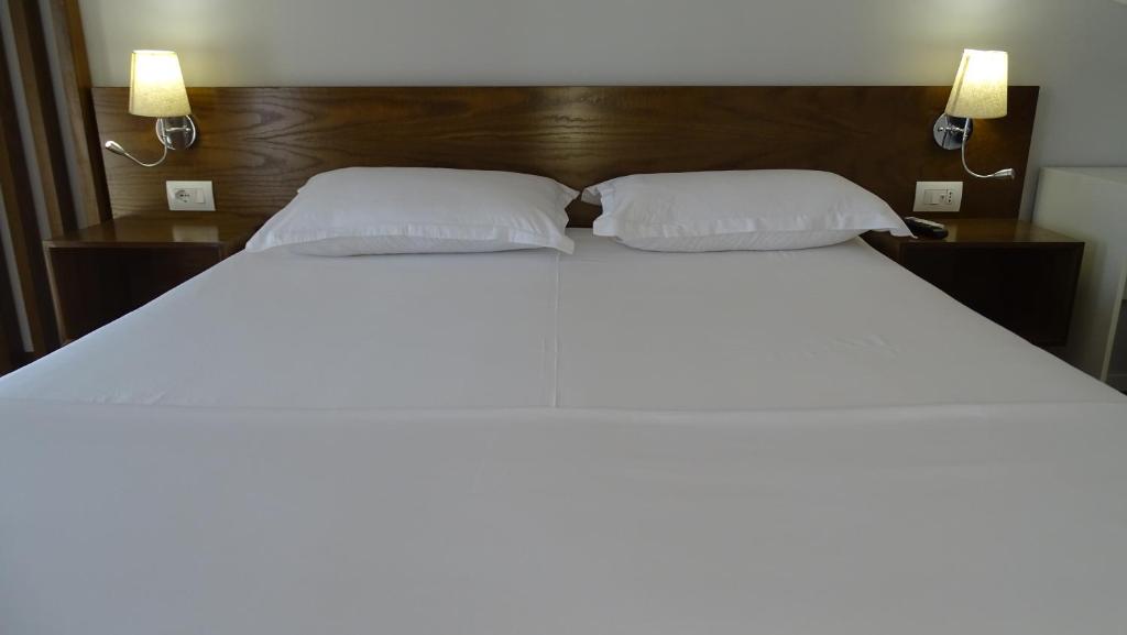 Postel nebo postele na pokoji v ubytování Bistrica Hotel