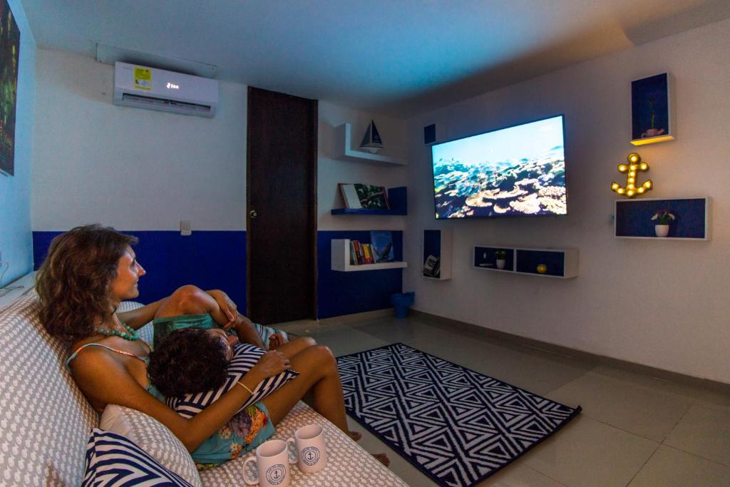 Televiisor ja/või meelelahutuskeskus majutusasutuses Casa del Puerto Hostel & Suites