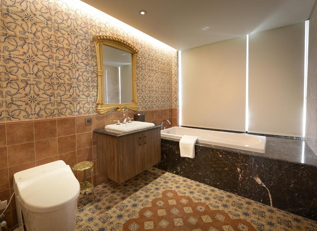 Koupelna v ubytování Golden Tulip RS Boutique Hotel-Tainan