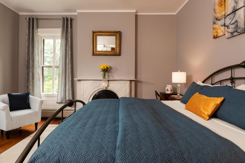 Postel nebo postele na pokoji v ubytování Rosemont Inn
