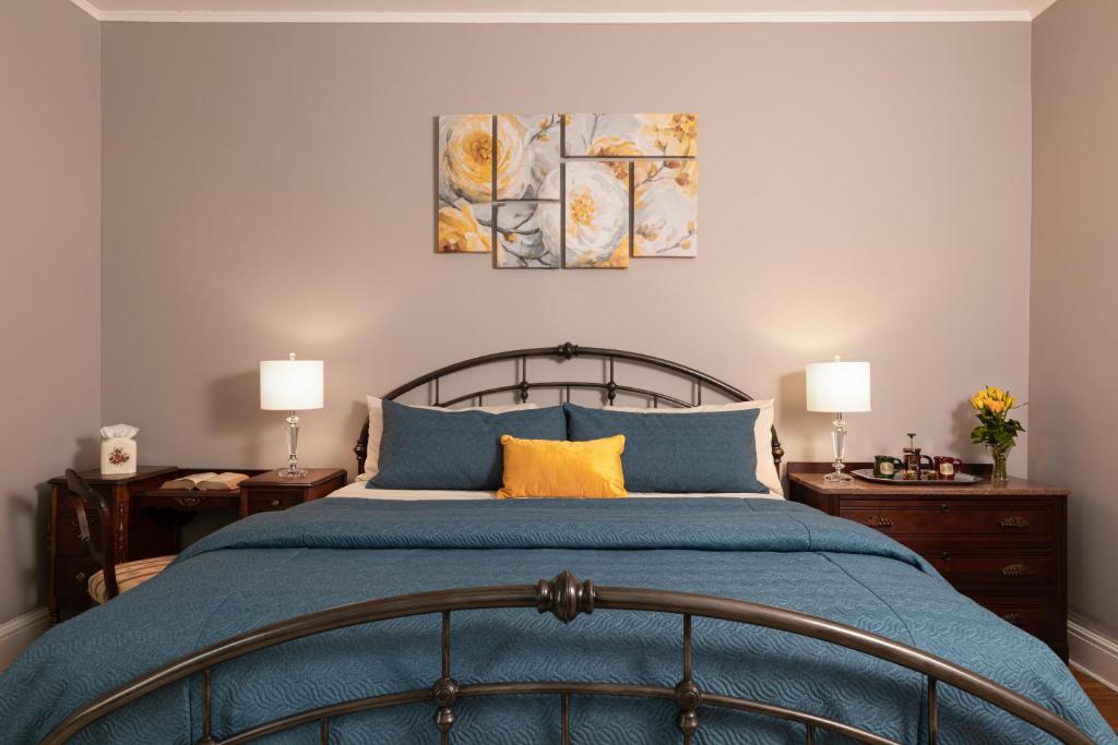 Postel nebo postele na pokoji v ubytování Rosemont Inn