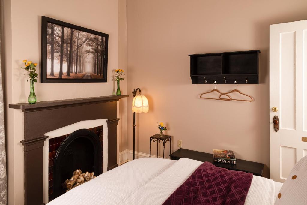 Postel nebo postele na pokoji v ubytování Rosemont Inn