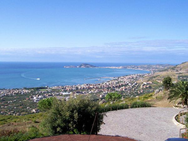 einen Blick auf die Stadt und das Meer von einem Hügel aus in der Unterkunft Pensione Campese in Formia