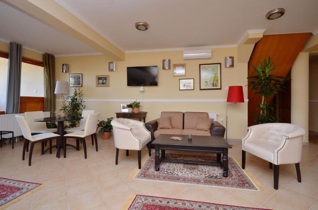 TV a/nebo společenská místnost v ubytování Art Garni Hotel