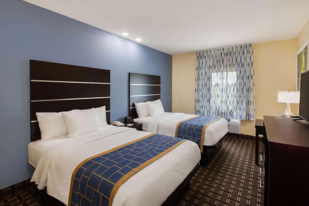 Katil atau katil-katil dalam bilik di Days Inn by Wyndham Baton Rouge Airport