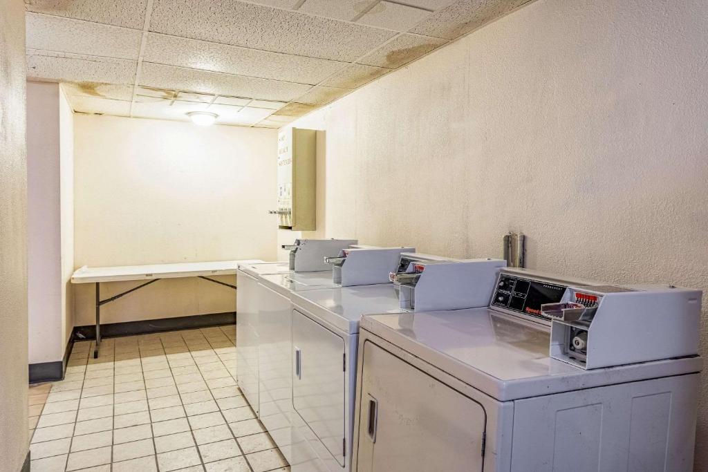 Kuchyň nebo kuchyňský kout v ubytování Americas Best Value Inn Fredonia NY