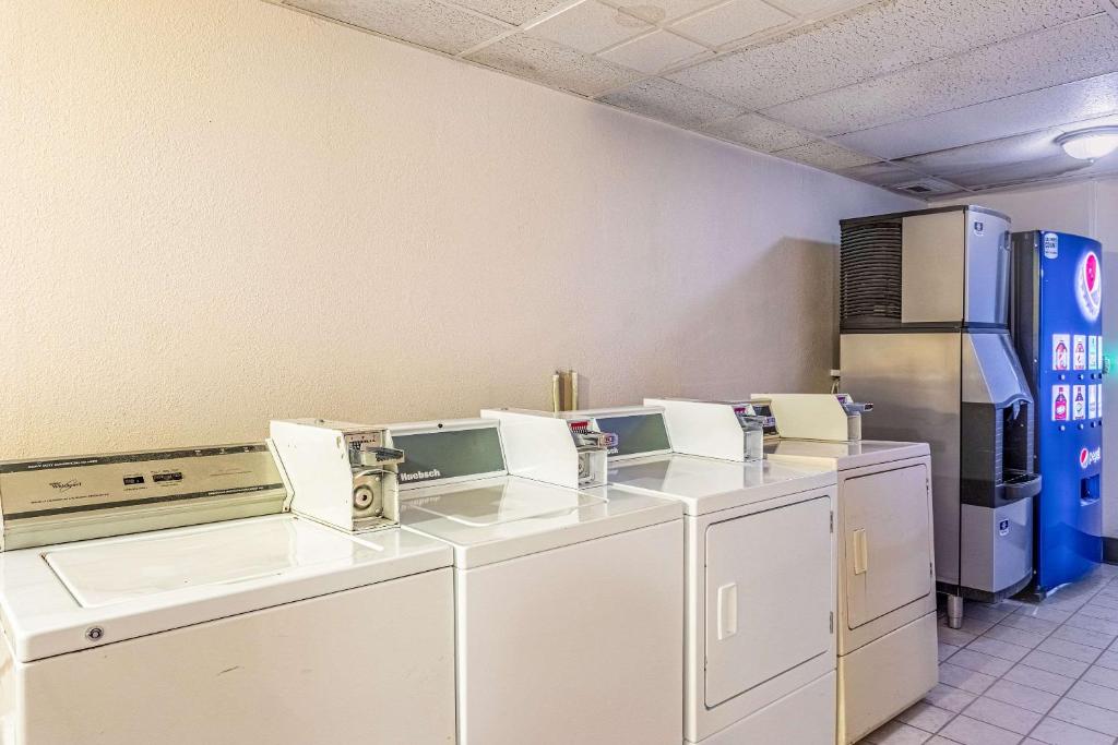 Kuchyň nebo kuchyňský kout v ubytování Americas Best Value Inn Fredonia NY