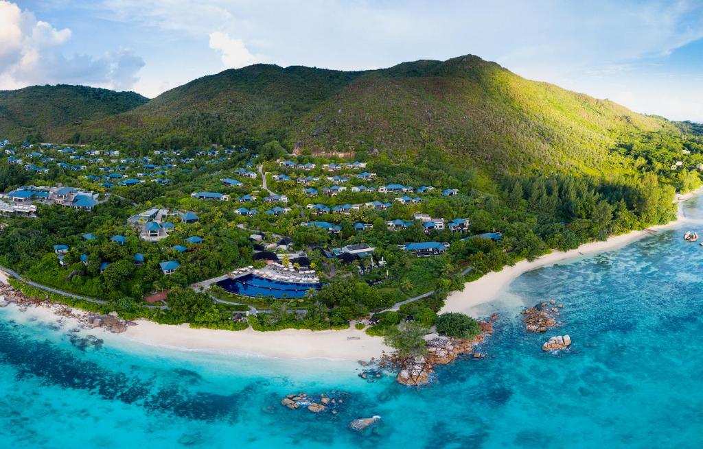 una vista aerea di un resort su una spiaggia di Raffles Seychelles a Baie Sainte Anne
