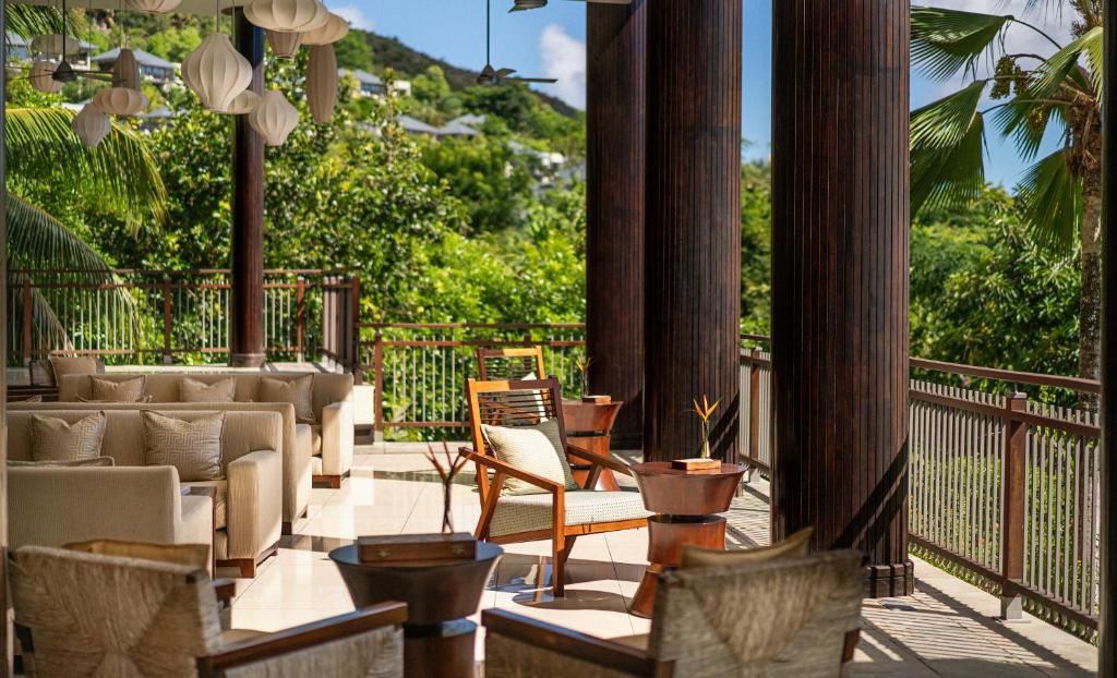 Um jardim no exterior de Raffles Seychelles