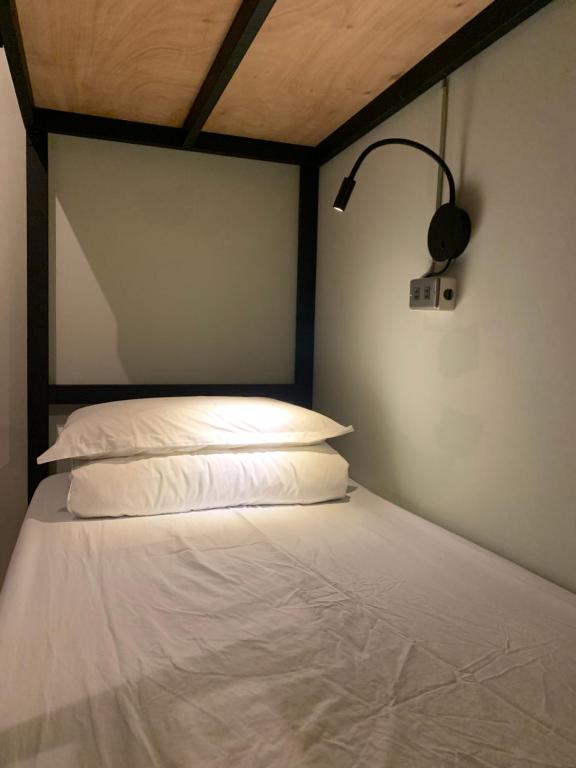 Postel nebo postele na pokoji v ubytování 琉浪潛水背包客棧 Drift Diving Hostel