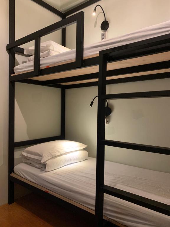 Postel nebo postele na pokoji v ubytování 琉浪潛水背包客棧 Drift Diving Hostel