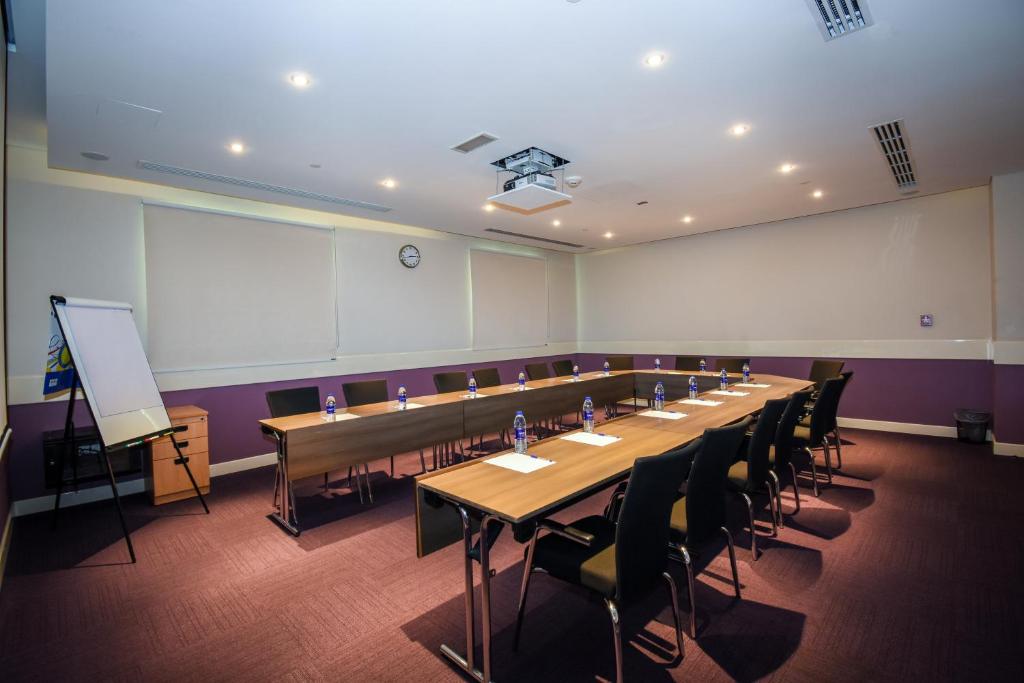 Premier Inn Dubai Investments Park - Resim 39