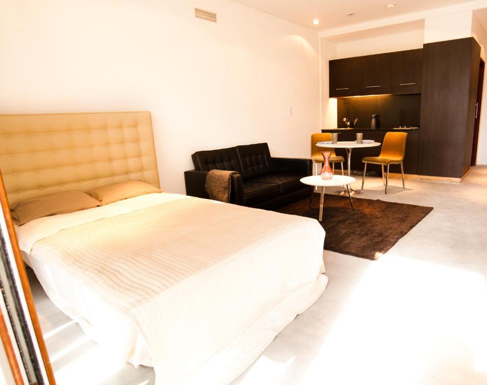 1 dormitorio con 1 cama y sala de estar en Bue Apartments en Buenos Aires