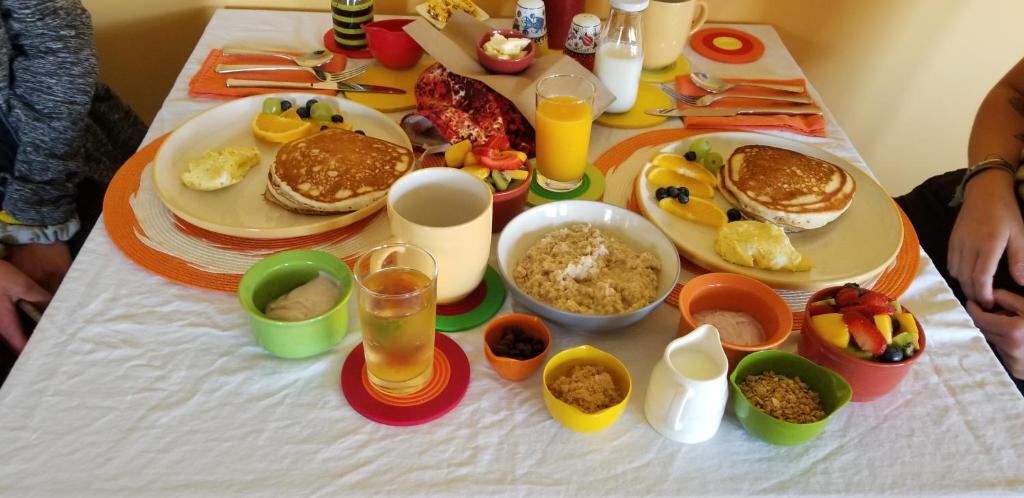 una mesa con desayuno de tortitas y otros alimentos en Overlander B&B en Kamloops