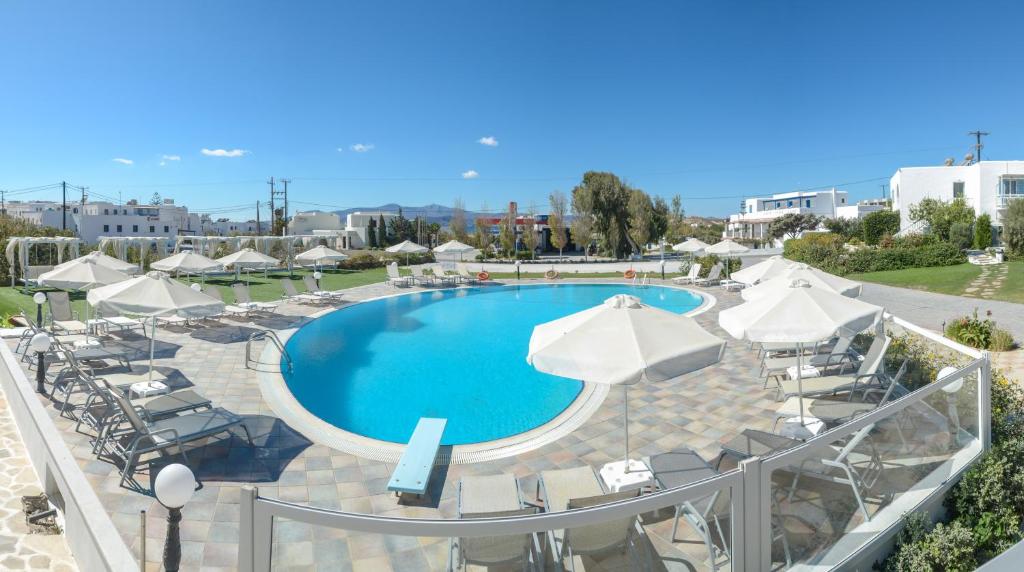 Bazén v ubytování Birikos Studios & Apartments nebo v jeho okolí