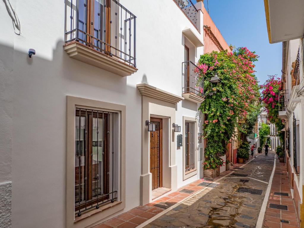 una calle estrecha en una ciudad con flores en Marbella Old Town : Luxury Townhouse, en Marbella