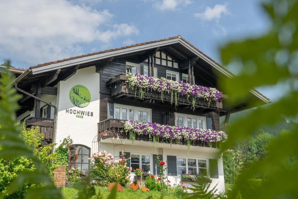 un edificio con cajas de flores en su lado en Haus Hochwies, en Bolsterlang