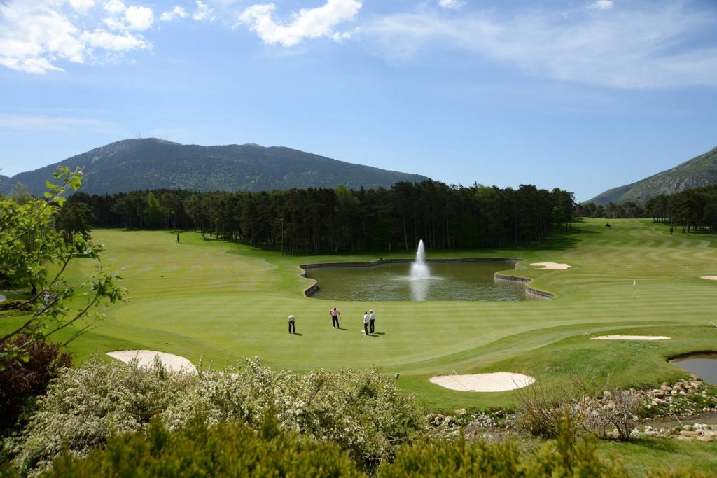 een groep mensen die golfen op een golfbaan bij Château et Golf De Taulane in La Martre