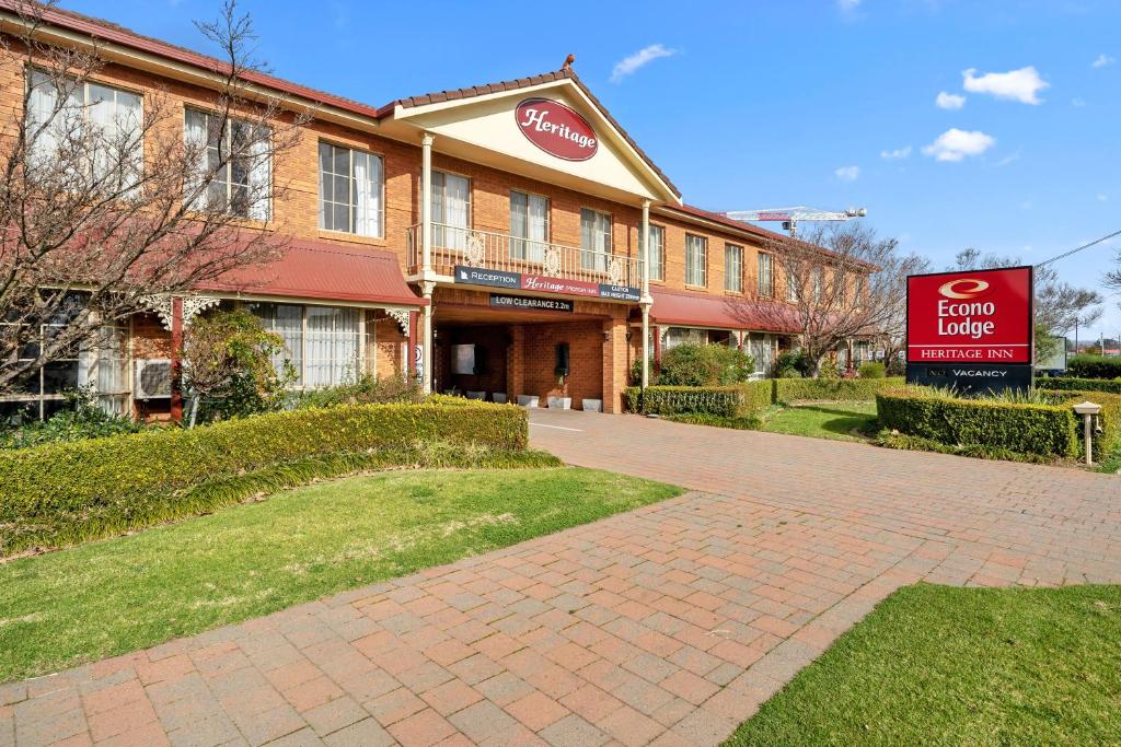 un bâtiment avec un panneau devant lui dans l'établissement Comfort Inn Heritage Wagga, à Wagga Wagga