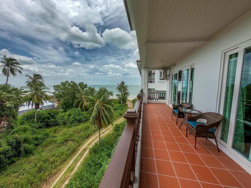 balcón con vistas al océano en Khanom Sea Breeze apartment en Khanom