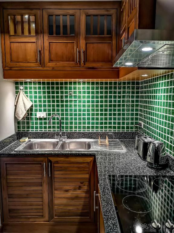 Kuchyň nebo kuchyňský kout v ubytování Khanom Sea Breeze apartment