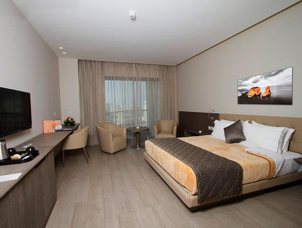 Postel nebo postele na pokoji v ubytování Promenade Hotel
