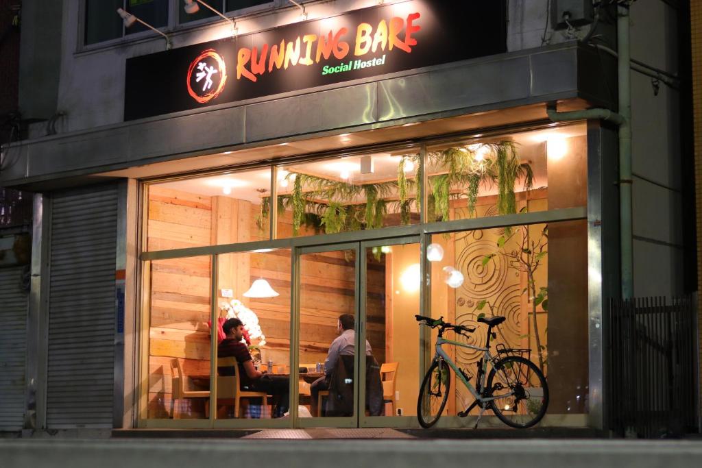 una bicicleta estacionada frente a un restaurante en Running Bare en Fuji