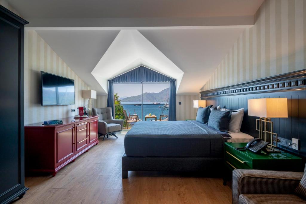 A bed or beds in a room at Hotel Marina Bay Göcek