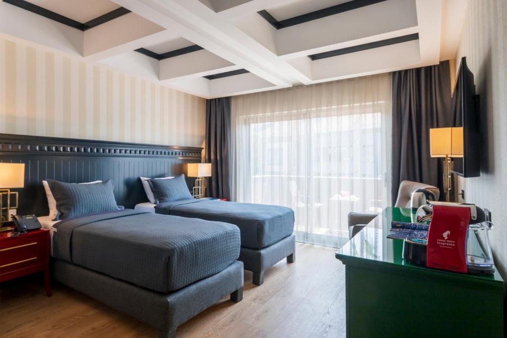 A bed or beds in a room at Hotel Marina Bay Göcek