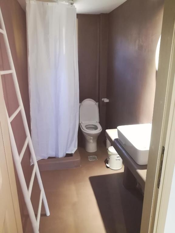 Koupelna v ubytování PETRA MARE SUITES