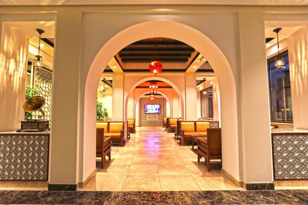 A restaurant or other place to eat at Delmon International Hotel