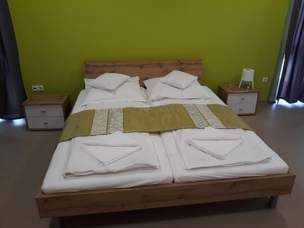 Posteľ alebo postele v izbe v ubytovaní Bella Vendégház Mórahalom