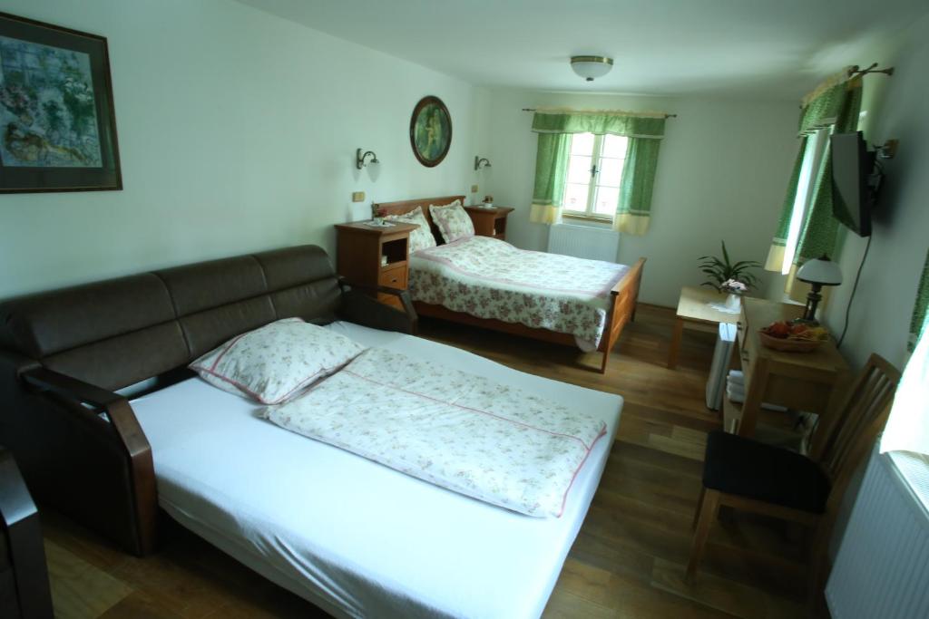 Postel nebo postele na pokoji v ubytování U Bílého koníka
