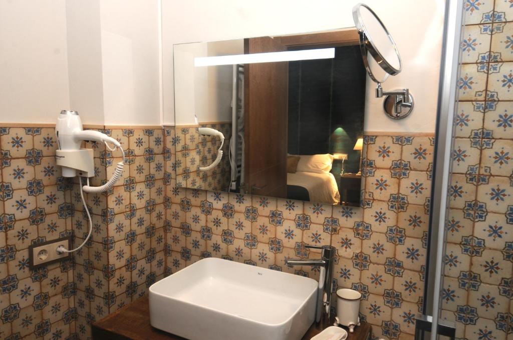 Koupelna v ubytování LA CASONA DE BAUTISTA 4 estrellas con piscina montanchez CACERES