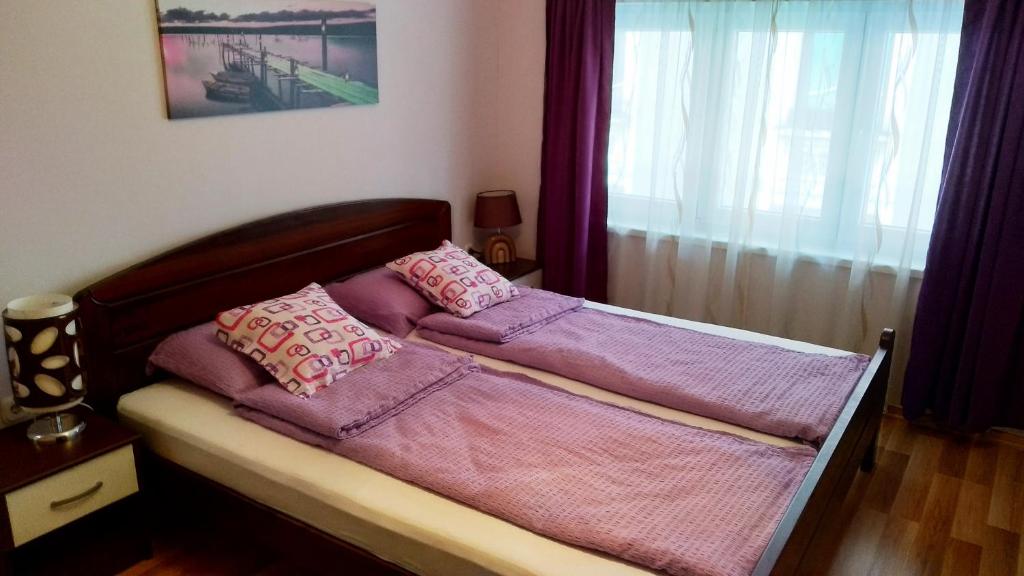 ein Bett mit zwei Kissen darauf in einem Schlafzimmer in der Unterkunft Apartment Mica Old Town in Sarajevo