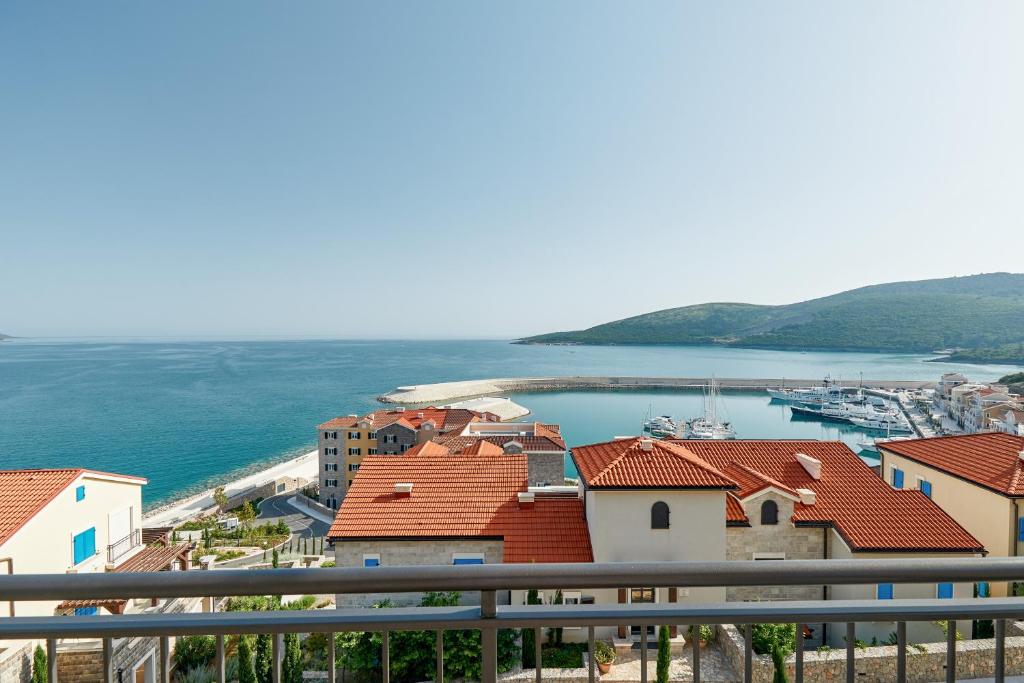 - une vue sur une ville avec des maisons et l'eau dans l'établissement Apartment G621 - Lustica Bay, à Tivat