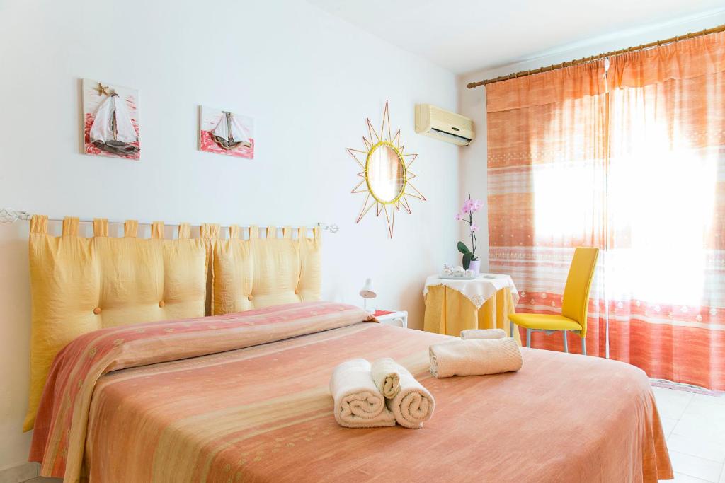 カラゼッタにあるB&b Margheritaのベッドルーム1室(ベッド1台、タオル2枚付)