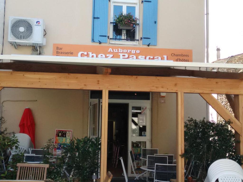 un panneau indiquant un restaurant chiapas dans un bâtiment dans l'établissement L'Auberge Chez Pascal, à Saint-Julien-de-Cassagnas