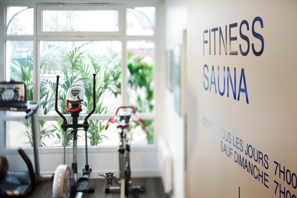 Fitness centrum a/nebo fitness zařízení v ubytování Hotel Le Bugatti
