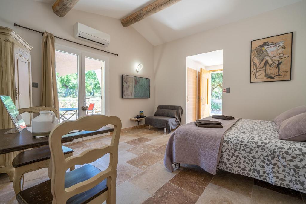 Postel nebo postele na pokoji v ubytování Mas la Chêneraie Lourmarin - Au calme, à 10 mn du centre ville à pied