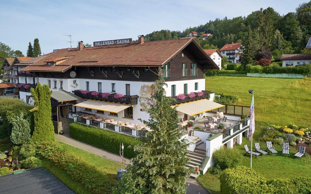 una vista aérea de una casa con jardín en Ferienhotel Hubertus, en Bodenmais