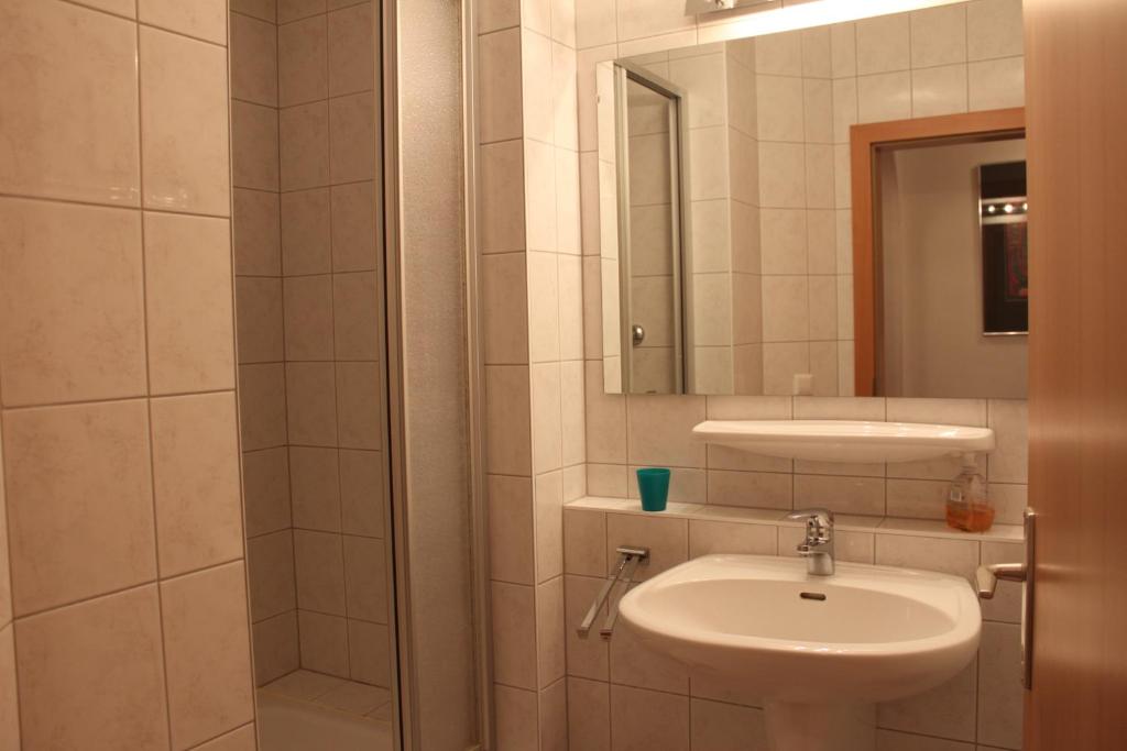 a bathroom with a sink and a mirror at Ferienwohnungen am Dorfplatz in Königsleiten