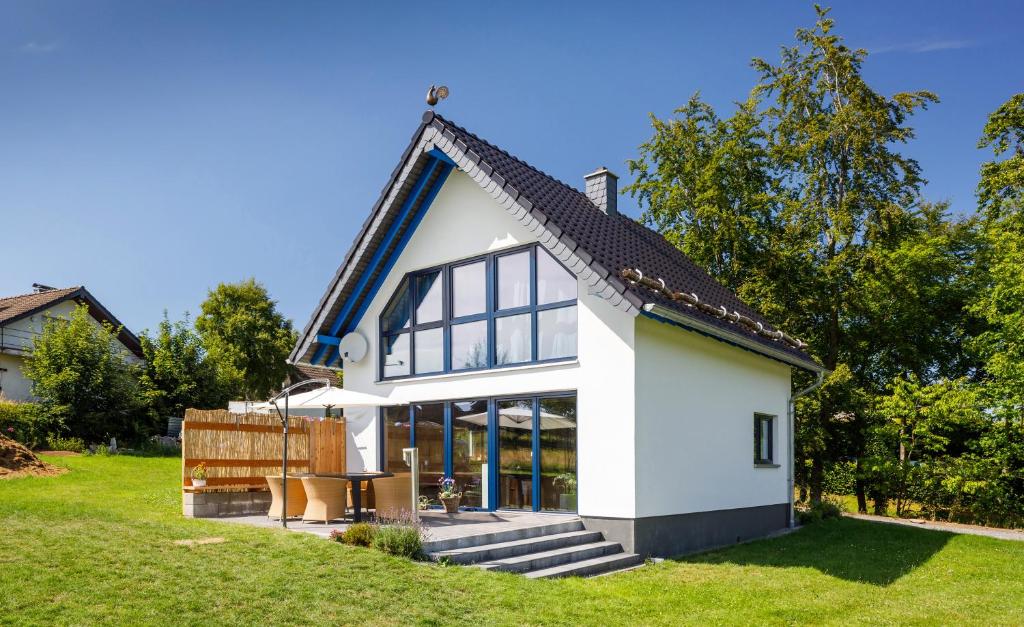 una casa bianca con tetto di gamberetti di Blaues Haus a Monschau