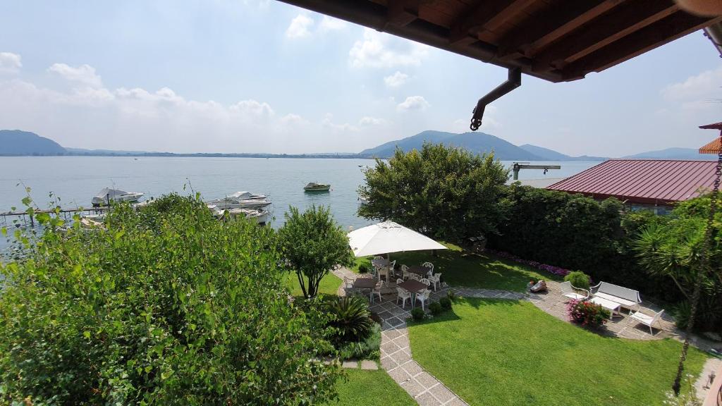 a view of the water from a balcony of a house at Residence Il Cantiere in Predore