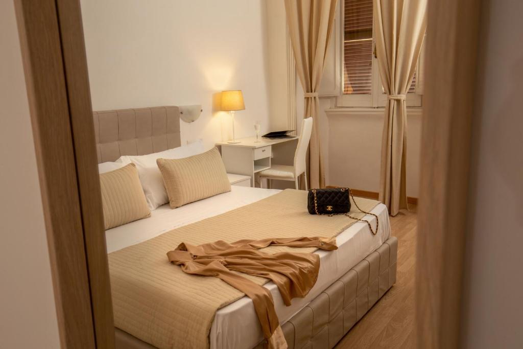 A bed or beds in a room at Domus Veneto Rome